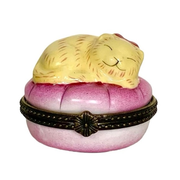 VINTAGE PORCELAIN SLEEPING CAT ON PILLOW HINGED TRINKET BOX - Picture 1 of 10